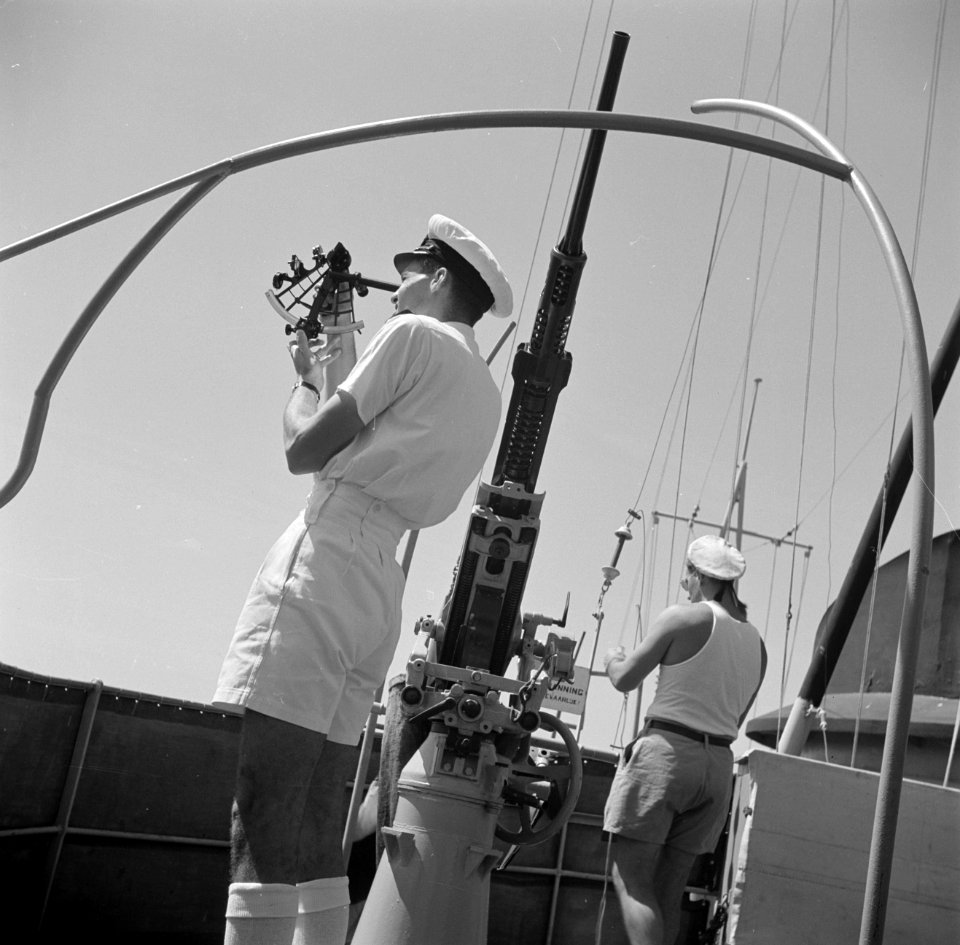 Een officier met sextant op Hr Ms Van Speijk, Bestanddeelnr 252-8511