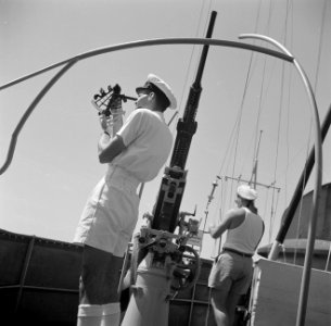 Een officier met sextant op Hr Ms Van Speijk, Bestanddeelnr 252-8511