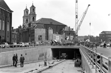 Een nieuw viaduct gezien vanaf Weesperstraat. Op de achtergrond staat de Mozes A, Bestanddeelnr 921-6525