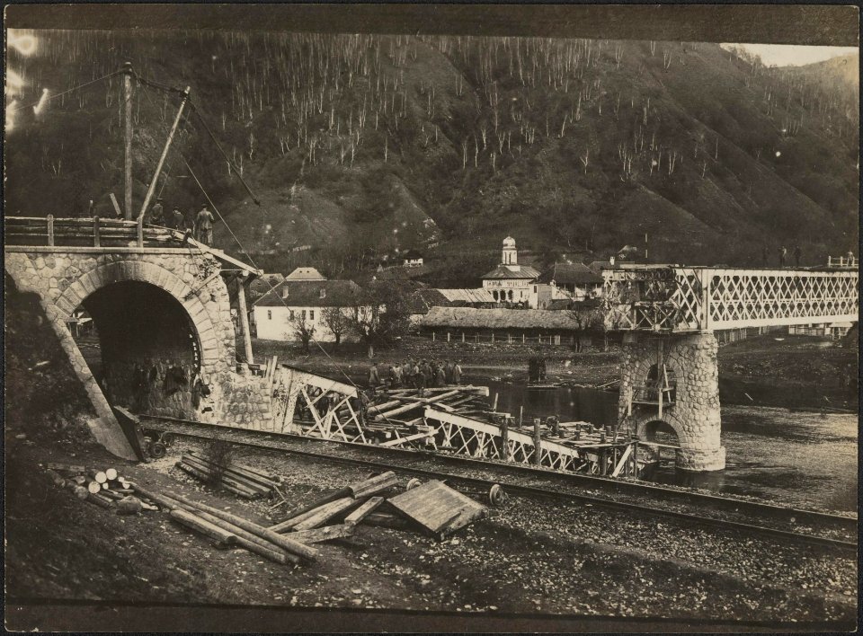 Een opgeblazen spoorbrug over de rivier de Olt bij Caineni, nabij de Rooden To, Bestanddeelnr 158-2901