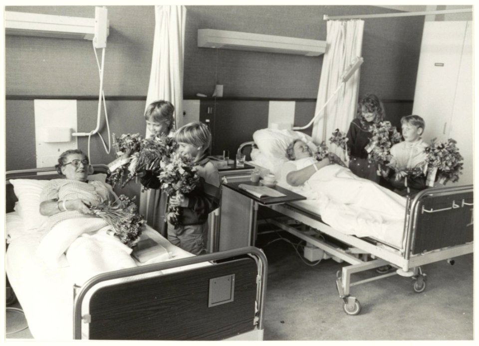 Een oude traditie in ere hersteld kinderen van de Fuhropschool brengen bloemen van de schooltuin aan patiënten van het St. Joannes de Deo-ziekenhuis. NL-HlmNHA 54016631