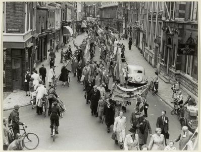 Een optocht tijdens de Nationale Blauwe Week trekt door de Zijlstraat. NL-HlmNHA 54004188