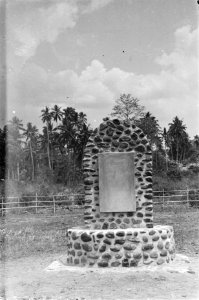 Een onbeschreven plaquette op een met keien opgemetseld monument, Bestanddeelnr 67-5-7