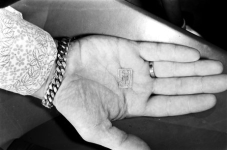 Een chip (uit horloge) op een hand, Bestanddeelnr 932-0857