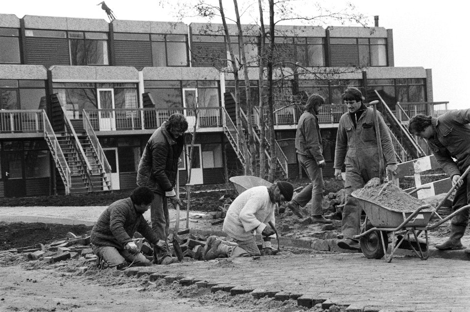 Een deel van de gifwijk in Lekkerkerk wordt weer bewoond, momenteel wordt hand g, Bestanddeelnr 931-2200