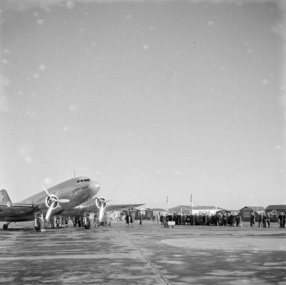Een DC-3 van Swissair staat gereed, Bestanddeelnr 255-9571