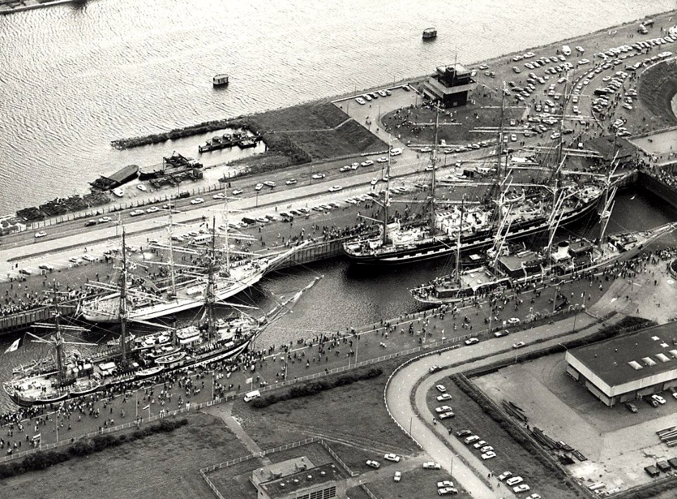 Een deel van de vloot geschut in de sluizen, het imposante sluitstuk van sail '80. (13 augustus), NL-HlmNHA 54011385