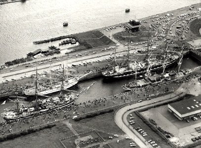 Een deel van de vloot geschut in de sluizen, het imposante sluitstuk van sail '80. (13 augustus), NL-HlmNHA 54011385