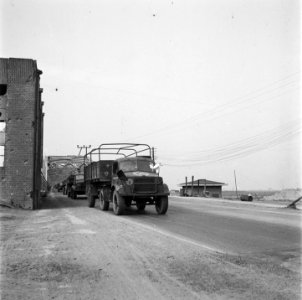 Een colonne vrachtwagens passeert de brug van Grave, Bestanddeelnr 900-2780
