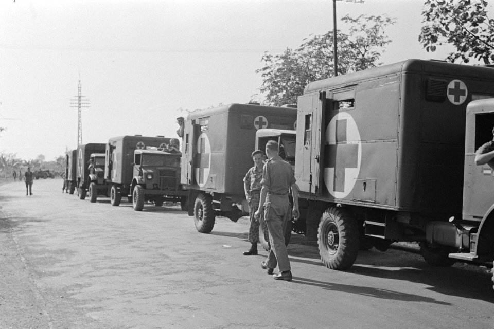 Een colonne ambulances, Bestanddeelnr 262-4-5
