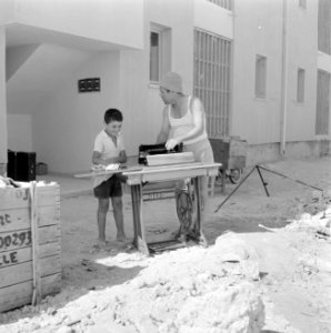 Een nieuwbouwwijk in Dimona. Een man is bezig een trapnaaimachine van het merk A, Bestanddeelnr 255-3568 photo