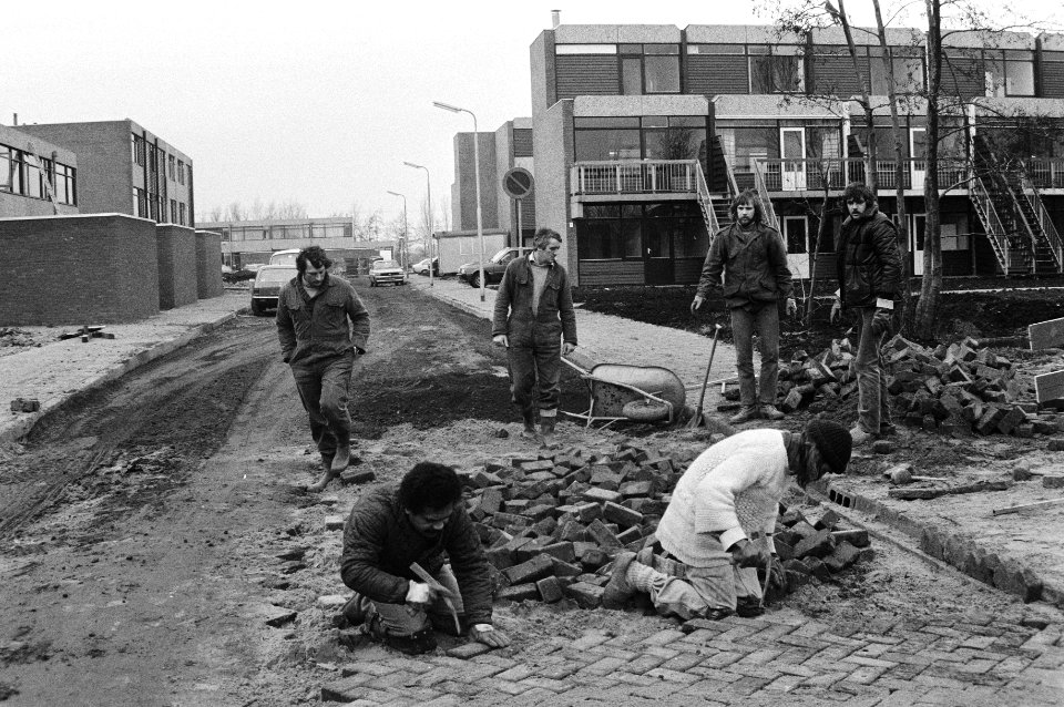 Een deel van de gifwijk in Lekkerkerk wordt weer bewoond, momenteel wordt hand g, Bestanddeelnr 931-2198