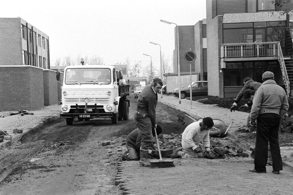 Een deel van de gifwijk in Lekkerkerk wordt weer bewoond, momenteel wordt hand g, Bestanddeelnr 931-2202