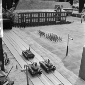 Een defile van de Huzaren van Boreel voor Madurodam, de Huzaren van Boreel in mi, Bestanddeelnr 917-8302