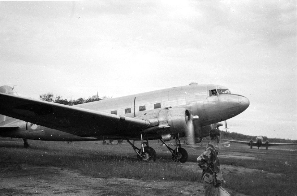 Een Dakota staat klaar met draaiende propellors, Bestanddeelnr 5528
