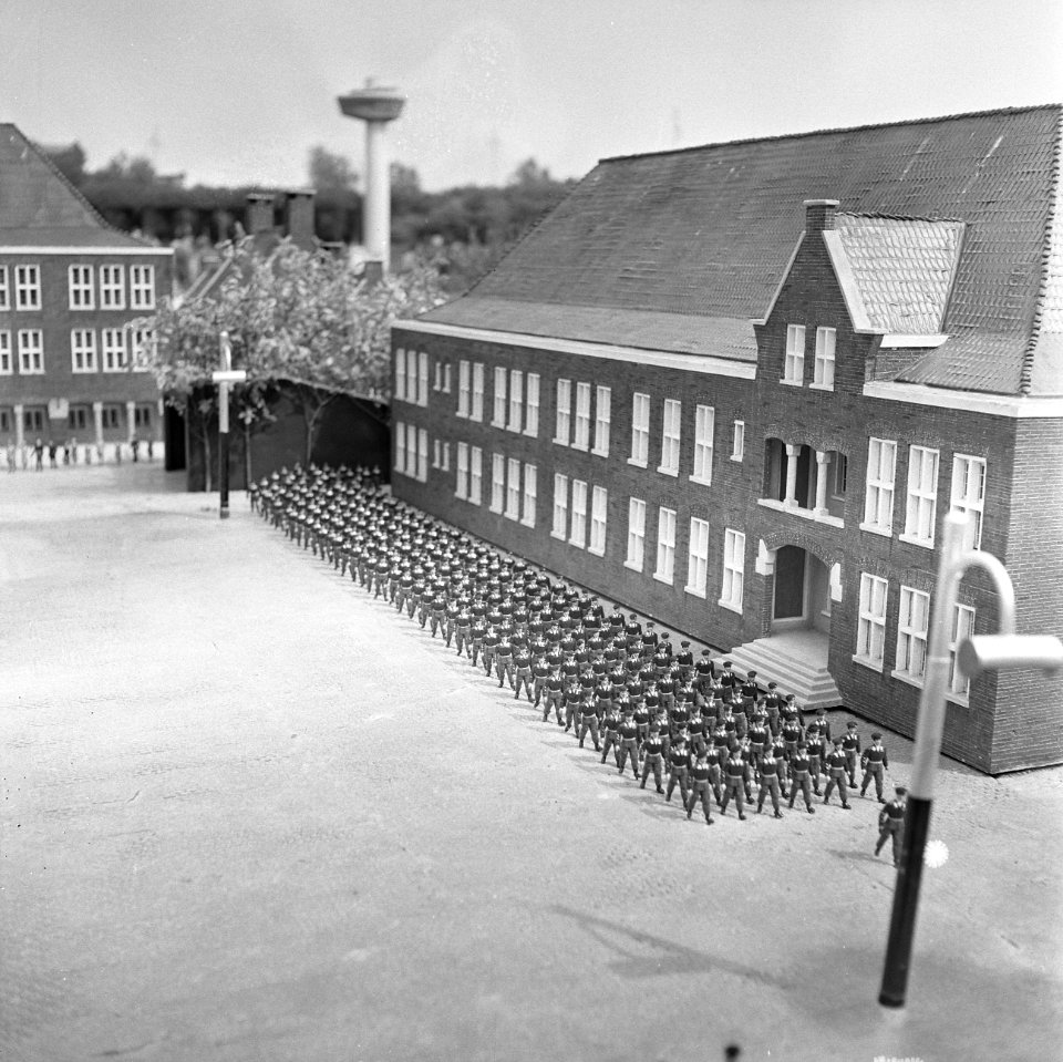Een defile van de Huzaren van Boreel voor Madurodam, de Huzaren van Boreel in mi, Bestanddeelnr 917-8300