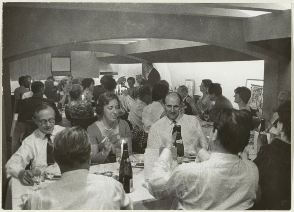 Een diner van de Sociëteit Teisterbant. NL-HlmNHA 54011262