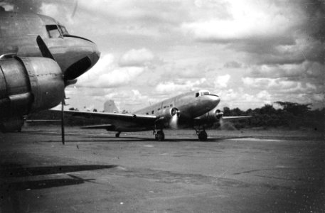 Een Dakota taxiet over de startbaan Rechts een andere Dakota, Bestanddeelnr 5603