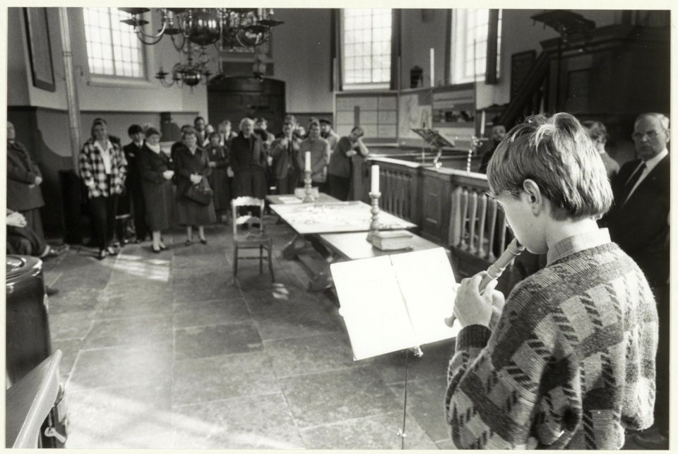 Een jeugdige blokfluitspeler geeft een concert in de Nederlands Hervormde Kerk in Spaarndam