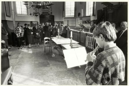 Een jeugdige blokfluitspeler geeft een concert in de Nederlands Hervormde Kerk in Spaarndam
