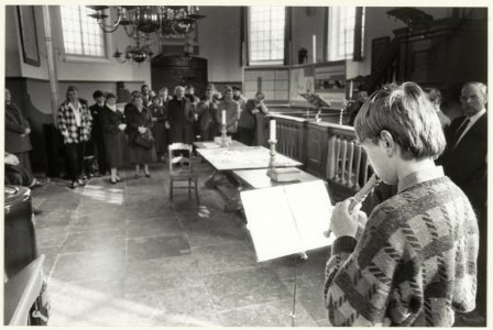 Een jeugdige blokfluitspeler geeft een concert in de Nederlands Hervormde Kerk in Spaarndam photo