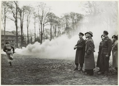 Een deputatie Fransen woont een demonstratie bij op de Stormschool Bloemendaal., NL-HlmNHA 54005516