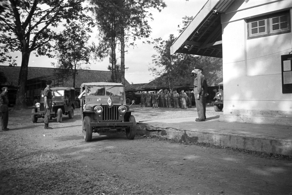 Een jeep verlaat het terrein van het 4e Eskadron Pantserwagens, Bestanddeelnr 336-5-3