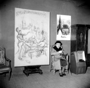 Een dame zit naast een tekening in een museumruimte, Bestanddeelnr 254-0077