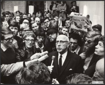 Een delegatie van de in Amsterdam demonstrerende studenten is naar het stadhuis , Bestanddeelnr 092-0689