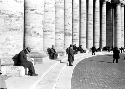 Een deel van de colonnade waar mannen op het basement van de Dorische zuilen zit, Bestanddeelnr 252-1746