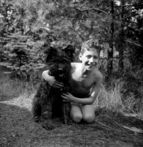 Een jongen met een hond, Bestanddeelnr 191-1120