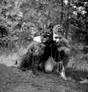 Een jongen met een hond, Bestanddeelnr 191-1127