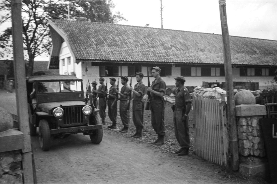 Een jeep verlaat het terrein van het 4e Eskadron Pantserwagens en passeert een e, Bestanddeelnr 336-5-4