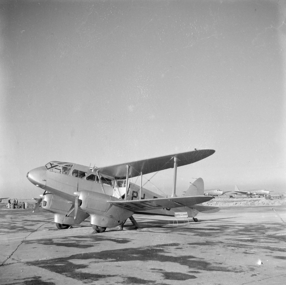Een De Haviland Dragon Rapide voor de vliegdienst Groningen via Leeuwarden, Bestanddeelnr 255-9557