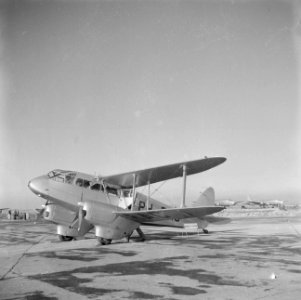 Een De Haviland Dragon Rapide voor de vliegdienst Groningen via Leeuwarden, Bestanddeelnr 255-9557