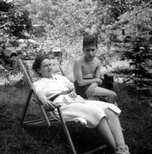 Een jongen en een vrouw in een ligstoel, Bestanddeelnr 191-1124