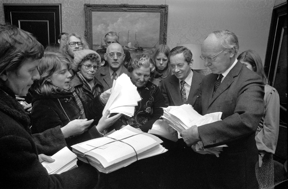 Een delegatie overhandigt handtekeningen aan kamervoorzitter Vondeling (rechts)…, Bestanddeelnr 926-9712