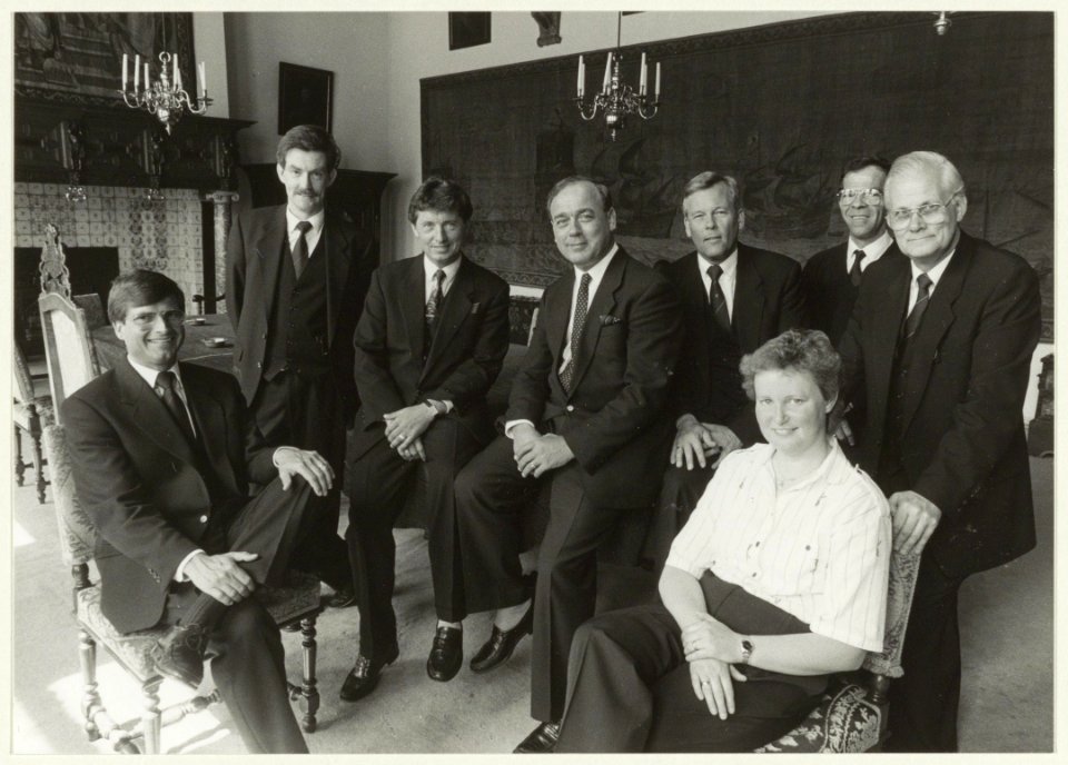 Een deel van de onkreukbare boden van het stadhuis. V.l.n.r. Ben Hogendoorn, Henk van de Reep, Douwe Terpstra, Ron Hooglugt,Ad Timmers, Frans Wegman en Ben Delissen. Zittend Marja de Winte, NL-HlmNHA 54031499