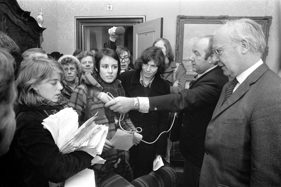Een delegatie overhandigt handtekeningen aan kamervoorzitter Vondeling, Bestanddeelnr 926-9715