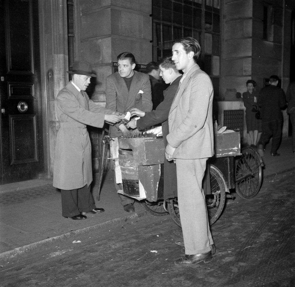 Een karretje dat gepofte kastanjes verkoopt staat voor het Regent Palace Hotel, Bestanddeelnr 191-1016