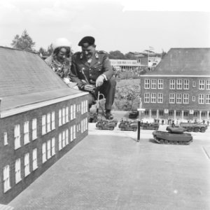 Een defile van de Huzaren van Boreel voor Madurodam, de Huzaren van Boreel in mi, Bestanddeelnr 917-8299