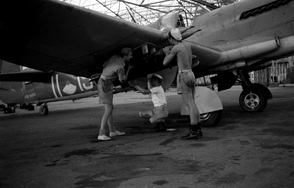Een jachtvliegtuig van de Koninlijke Marine (Spitfire Supermarine), wordt nage, Bestanddeelnr 2803