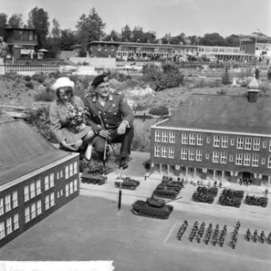Een defile van de Huzaren van Boreel voor Madurodam, de Huzaren van Boreel in mi, Bestanddeelnr 917-8303