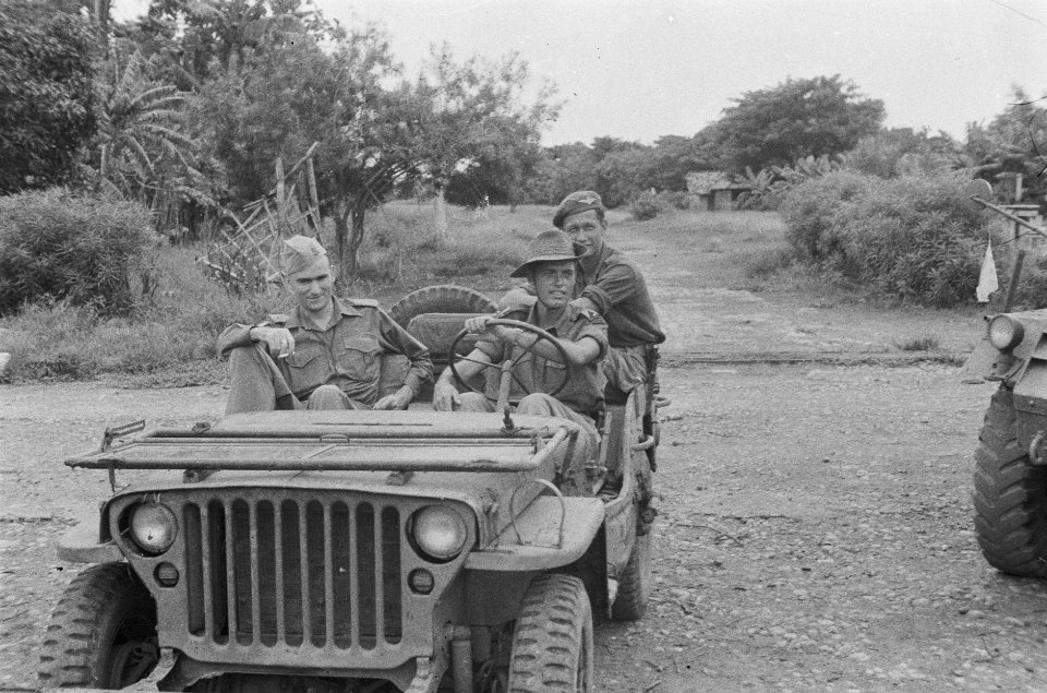 Een jeep met drie militairen van verschillende onderdelen, Bestanddeelnr 466-6-9