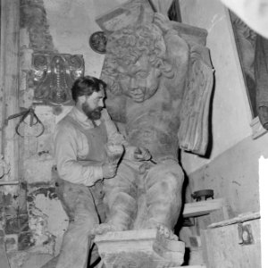 Een der Engelenvierling gereed in de Nieuwe Kerk op de dam, beeldhouwer Maarten , Bestanddeelnr 916-8347