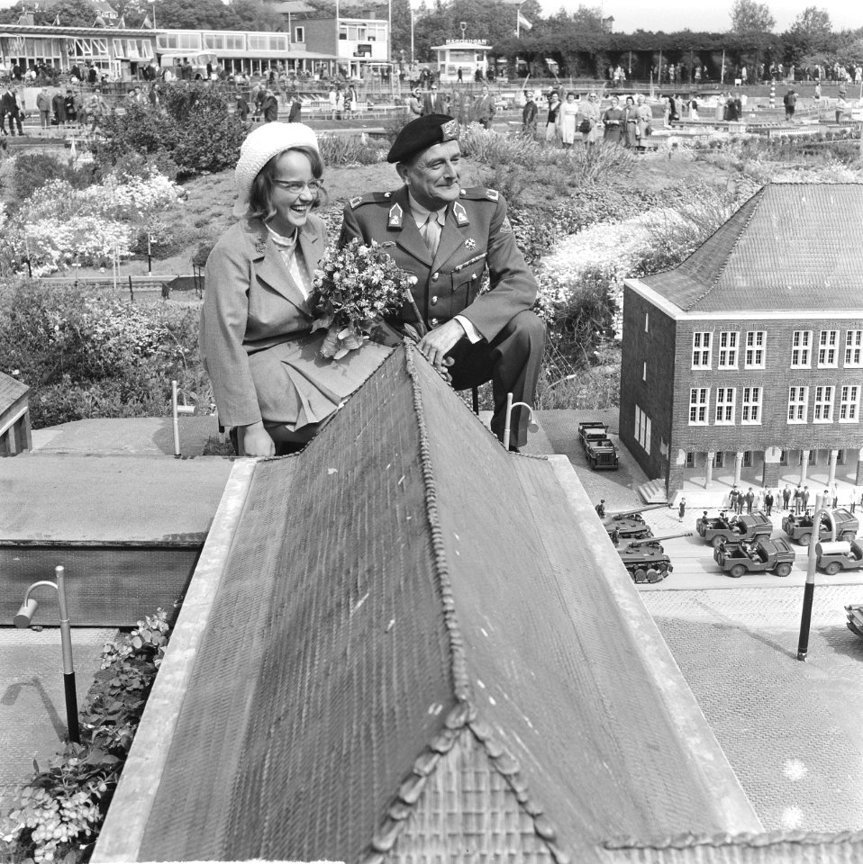 Een defile van de Huzaren van Boreel voor Madurodam, de Huzaren van Boreel in mi, Bestanddeelnr 917-8298