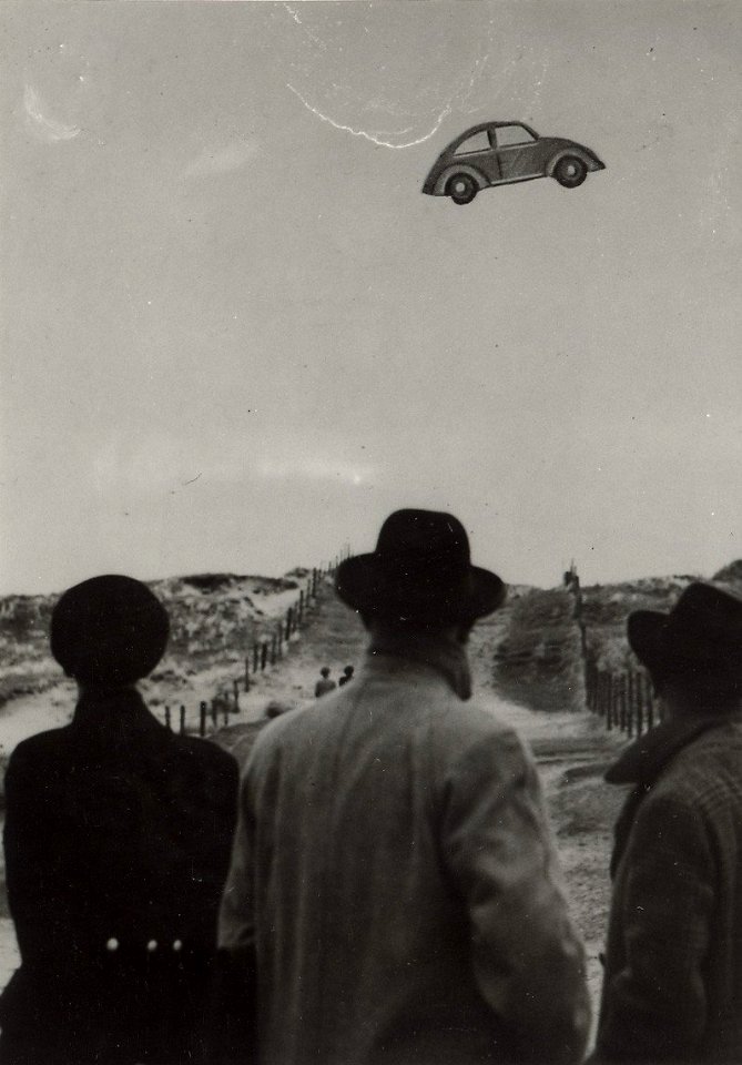 Een demontratie met pyrotechnische luchtreclame op het strand, waarbij d.m.v. een bom pamfletten of reclame-voorwerpen van Japans zijdepapier de lucht in worden geschoten. Aangekocht in 1951, NL-HlmNHA 1478 25900 K 38