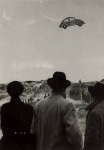 Een demontratie met pyrotechnische luchtreclame op het strand, waarbij d.m.v. een bom pamfletten of reclame-voorwerpen van Japans zijdepapier de lucht in worden geschoten. Aangekocht in 1951, NL-HlmNHA 1478 25900 K 38