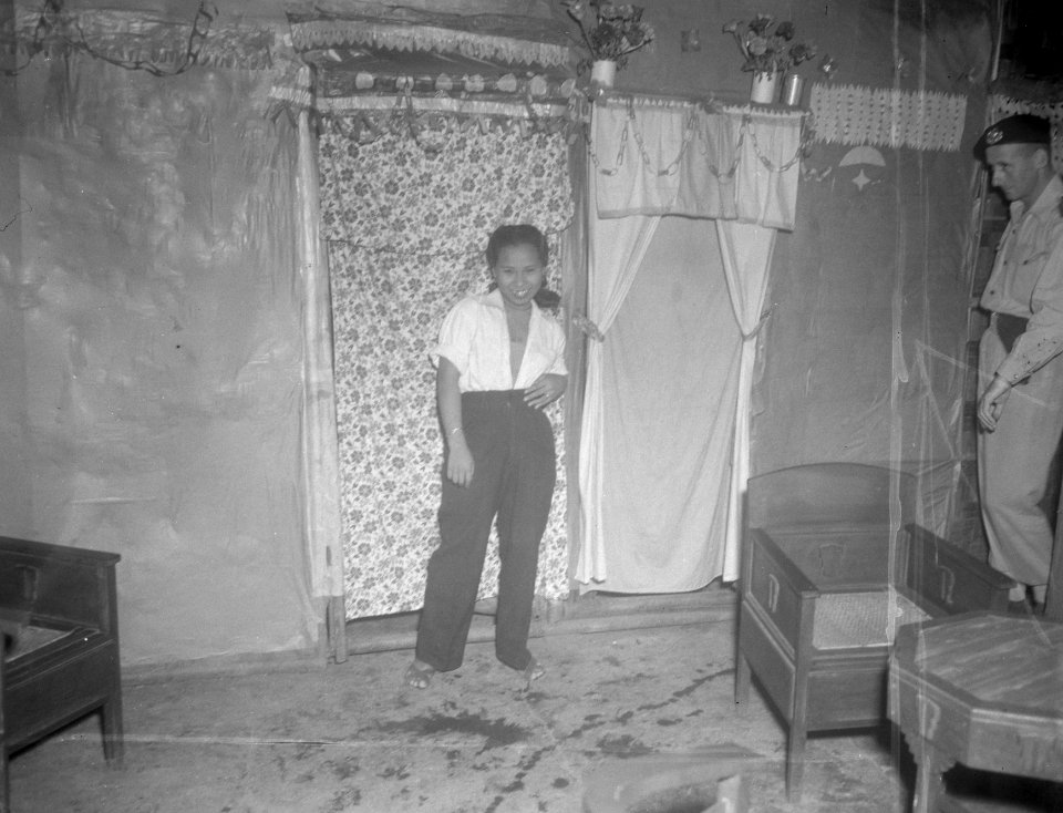 Een jonge Indonesische vrouw prostituée, gekleed in donkere broek, poseert v, Bestanddeelnr 13843