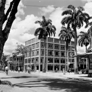 Een kantoor- en winkelcomplex in Paramaribo. Boven de ingang het opschrift Haene, Bestanddeelnr 252-4936